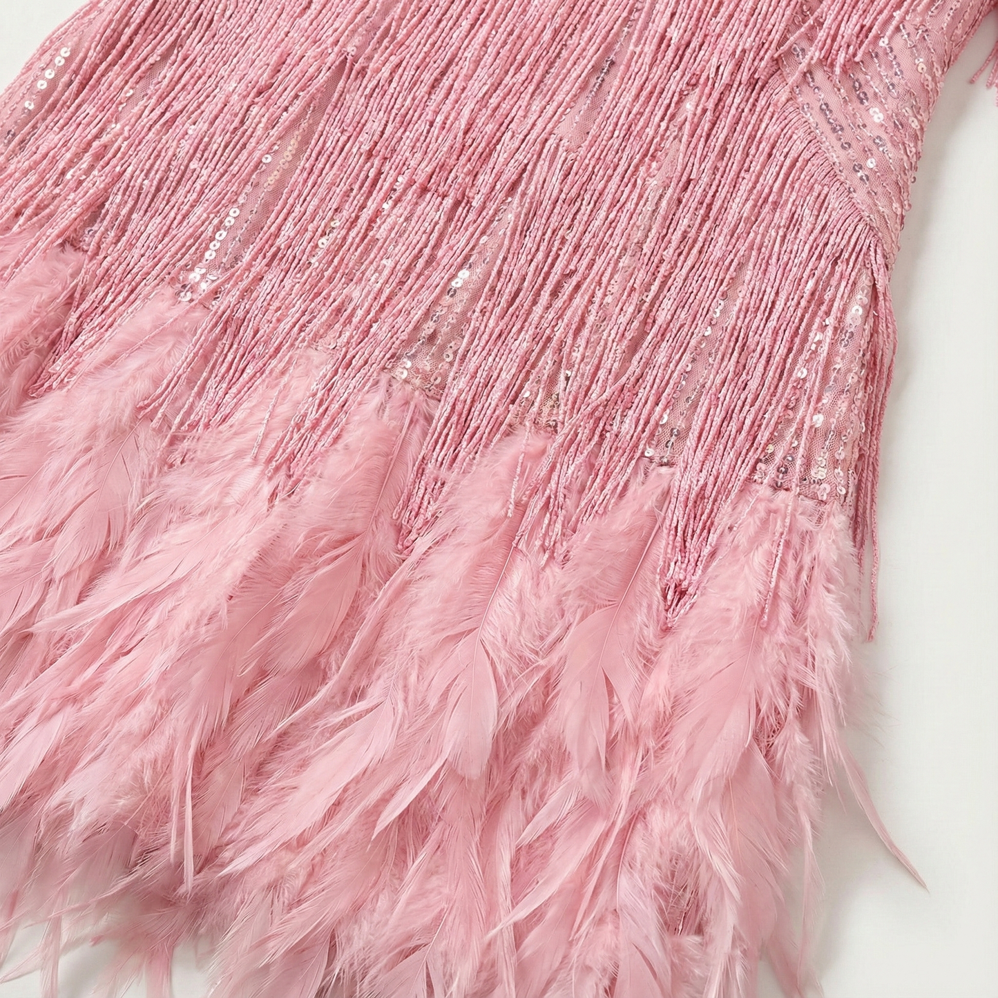 Sophie Éblouissante et Confortable Robe à Paillettes et Détails Plume