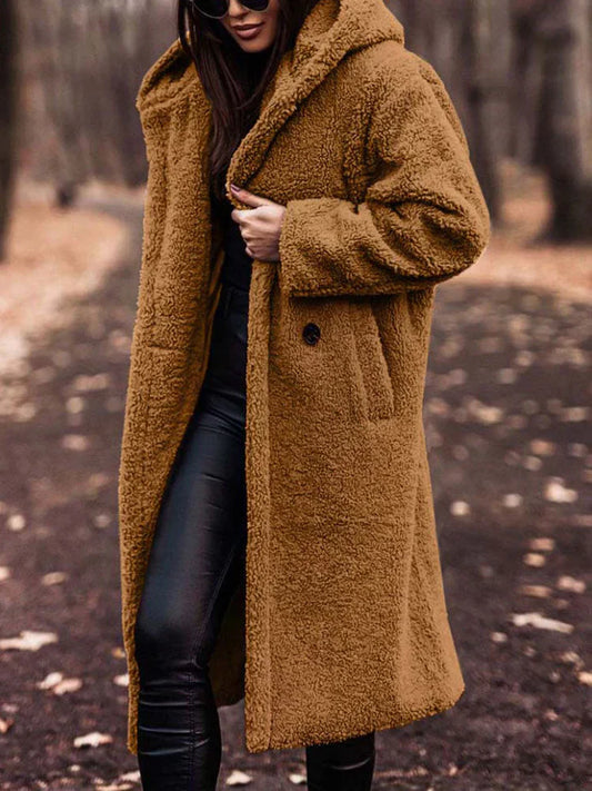 Clara – Long coat in soft sherpa with hood and oversized cut