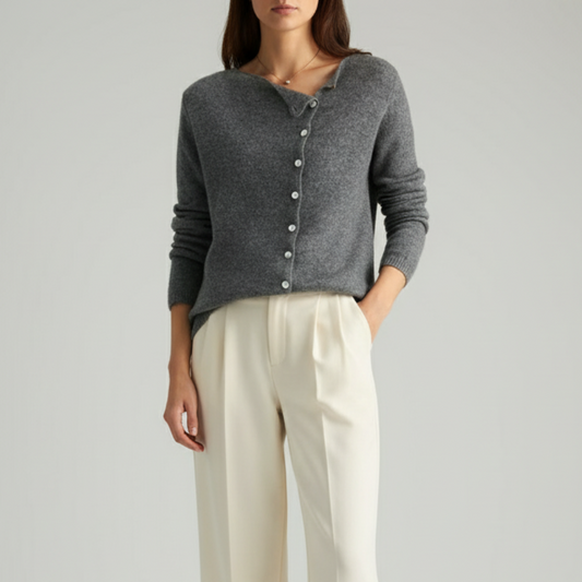 Emma – myk og elegant cardigan med knapper i fin strikk