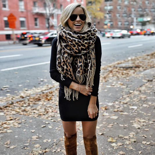 Emma – Soft and Elegant Scarf with Leopard Pattern