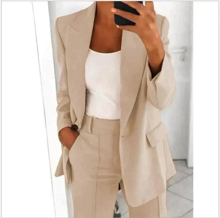 Emma – Elegant women's pantsuit with refined blazer