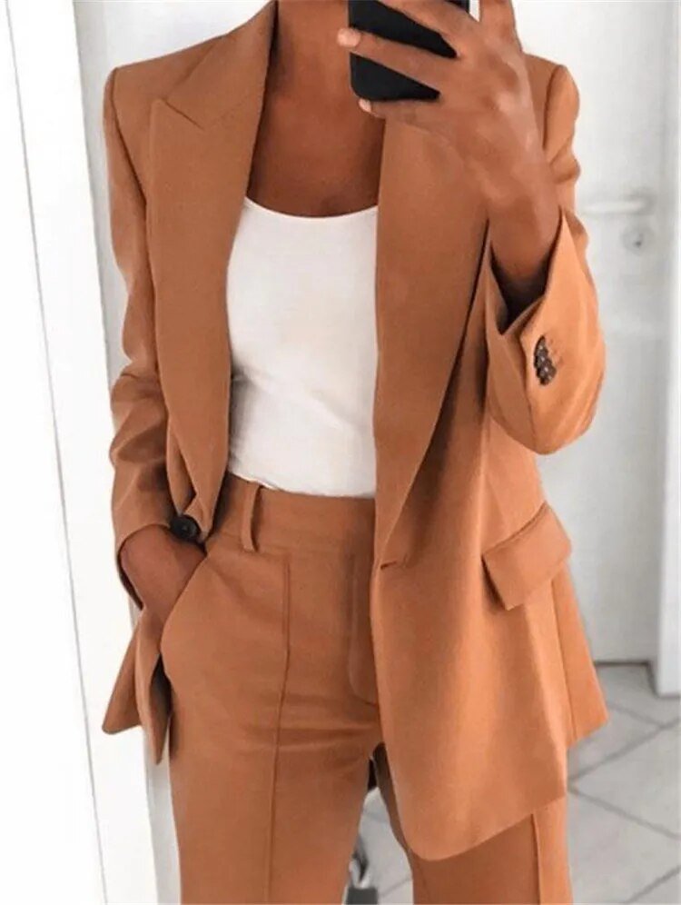 Emma – Elegant women's pantsuit with refined blazer