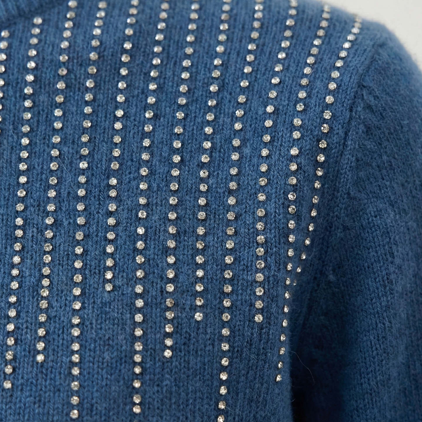 Freda – Stilig genser med halvhøy hals og paljetter