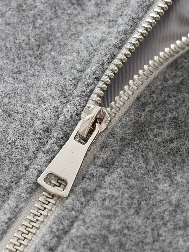 Léa – Bomber élégante en tissu doux gris