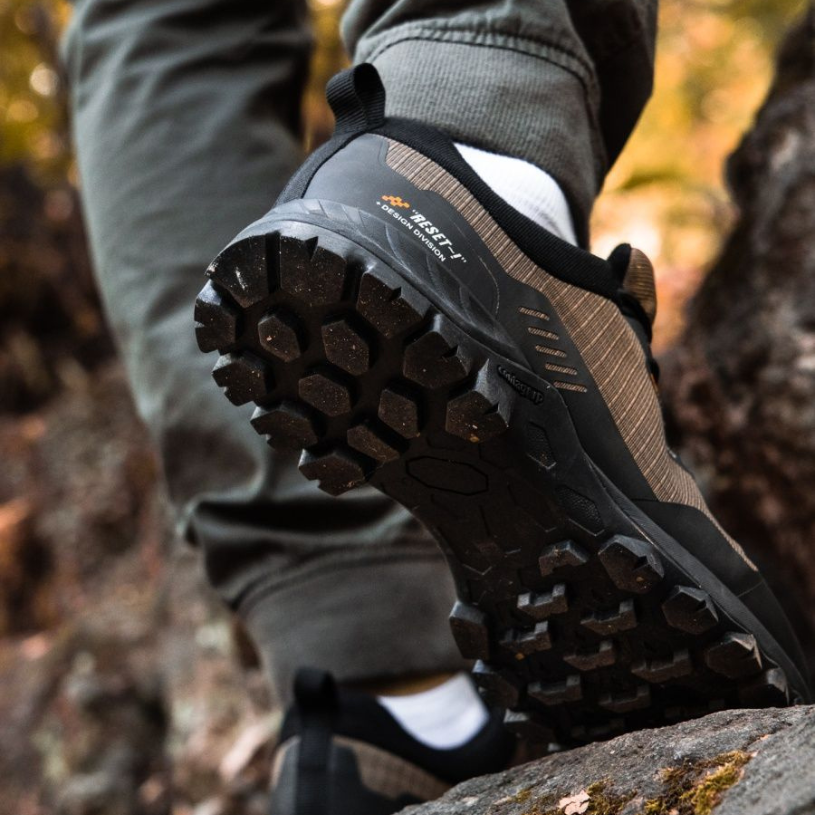 Men's Hiking Shoes with Grip and Lightness