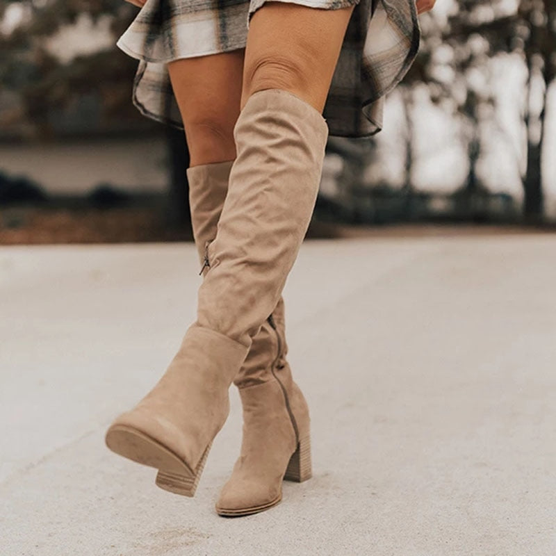 Sophie – Bottes hautes en suède douce à talons élégants
