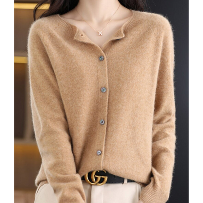 Sophie – Cardigan doux et élégant en maille fine