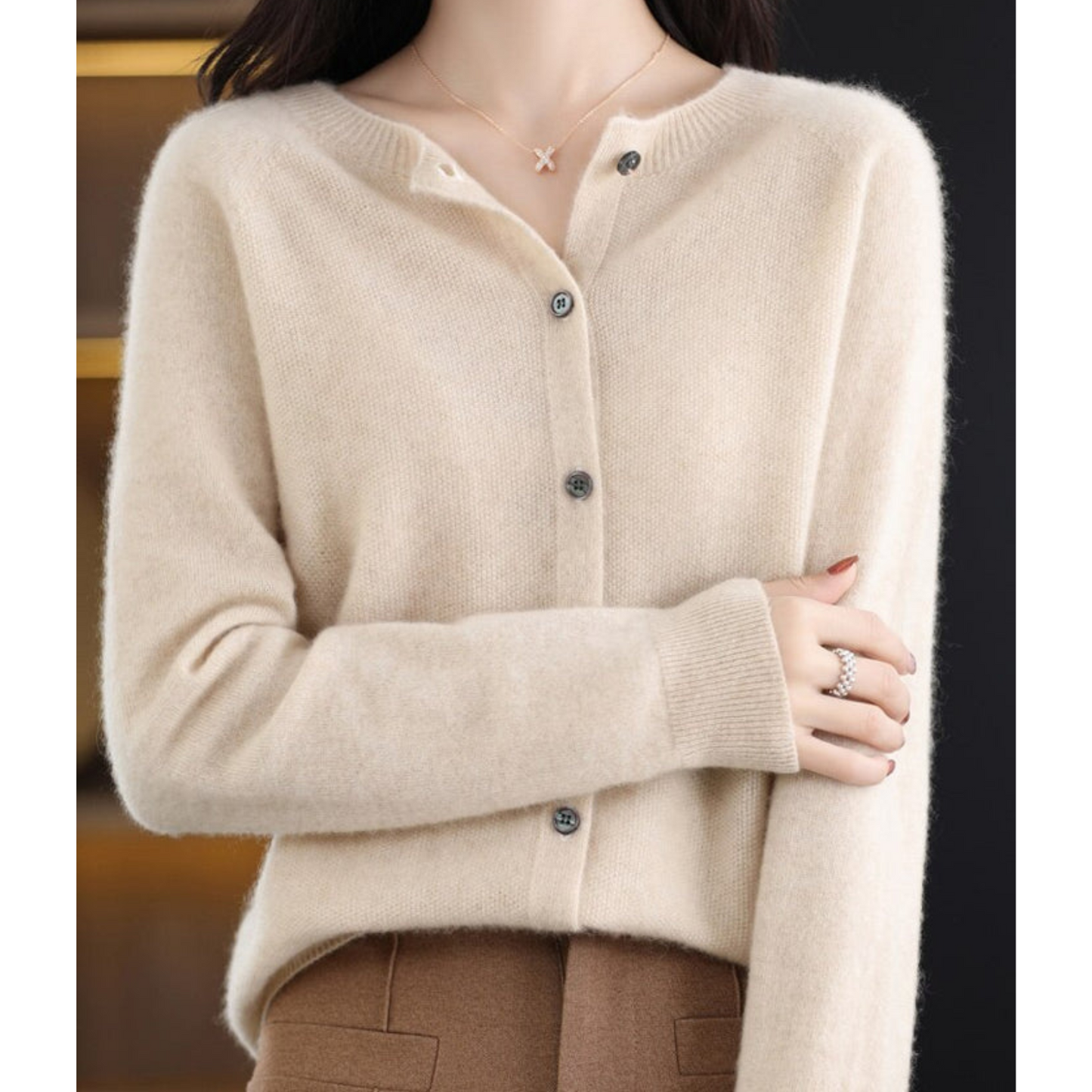 Sophie – Cardigan doux et élégant en maille fine