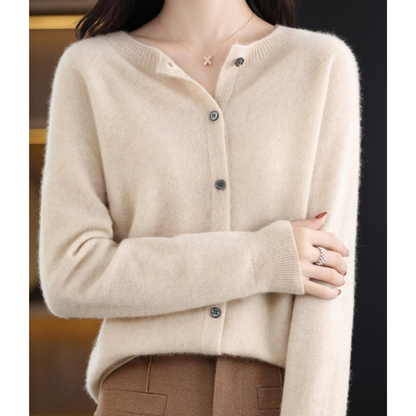 Sophie – Cardigan doux et élégant en maille fine