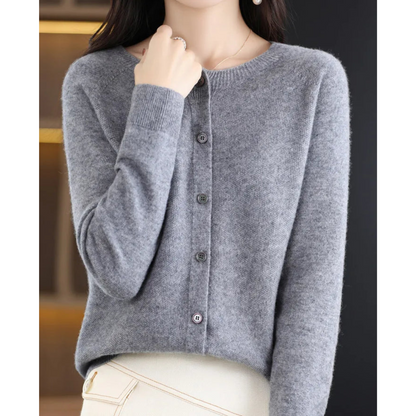 Sophie – Cardigan doux et élégant en maille fine
