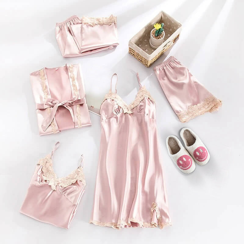 Sophie Ensemble Satiné Élégant – Pyjama 5 Pièces avec Détails en Dentelle