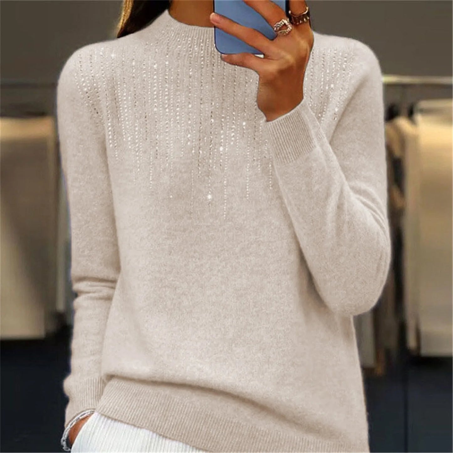 Sophie – Pull doux à col montant orné de sequins