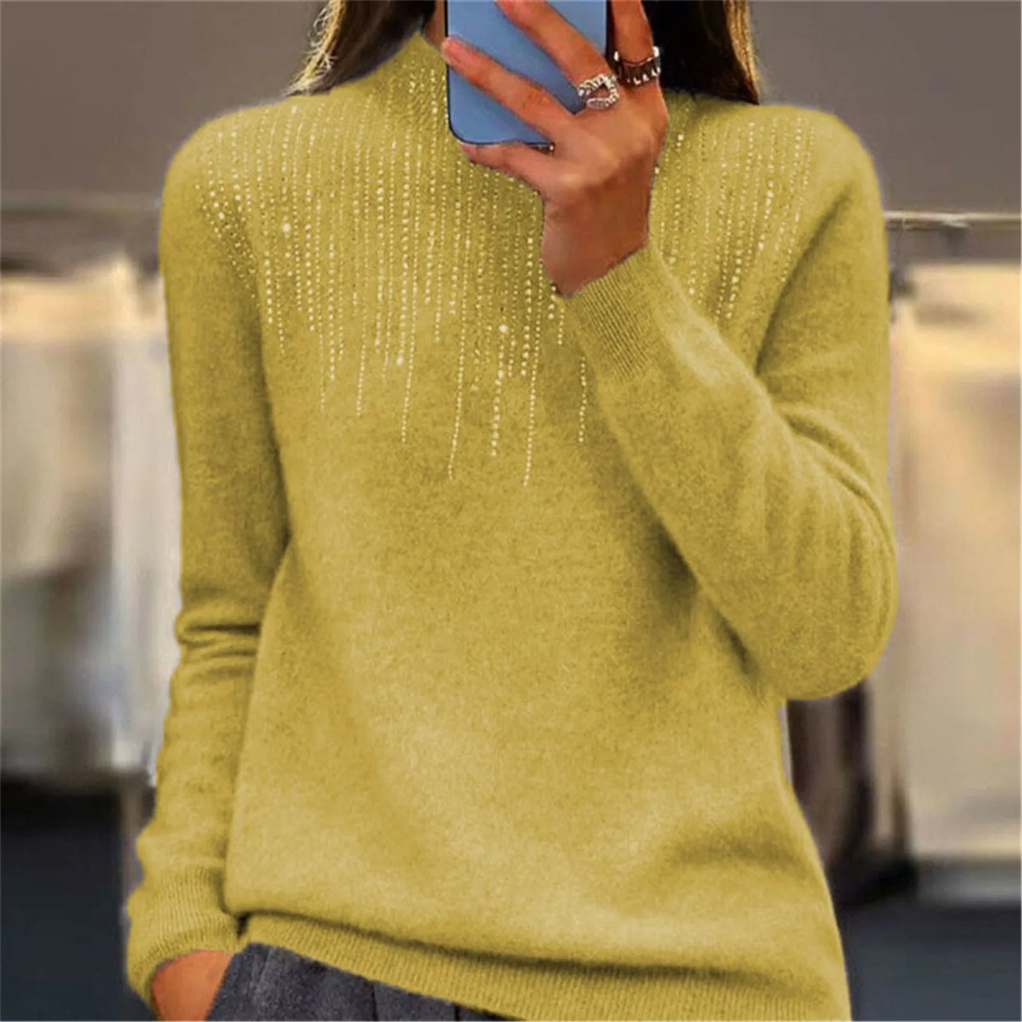 Sophie – Pull doux à col montant orné de sequins