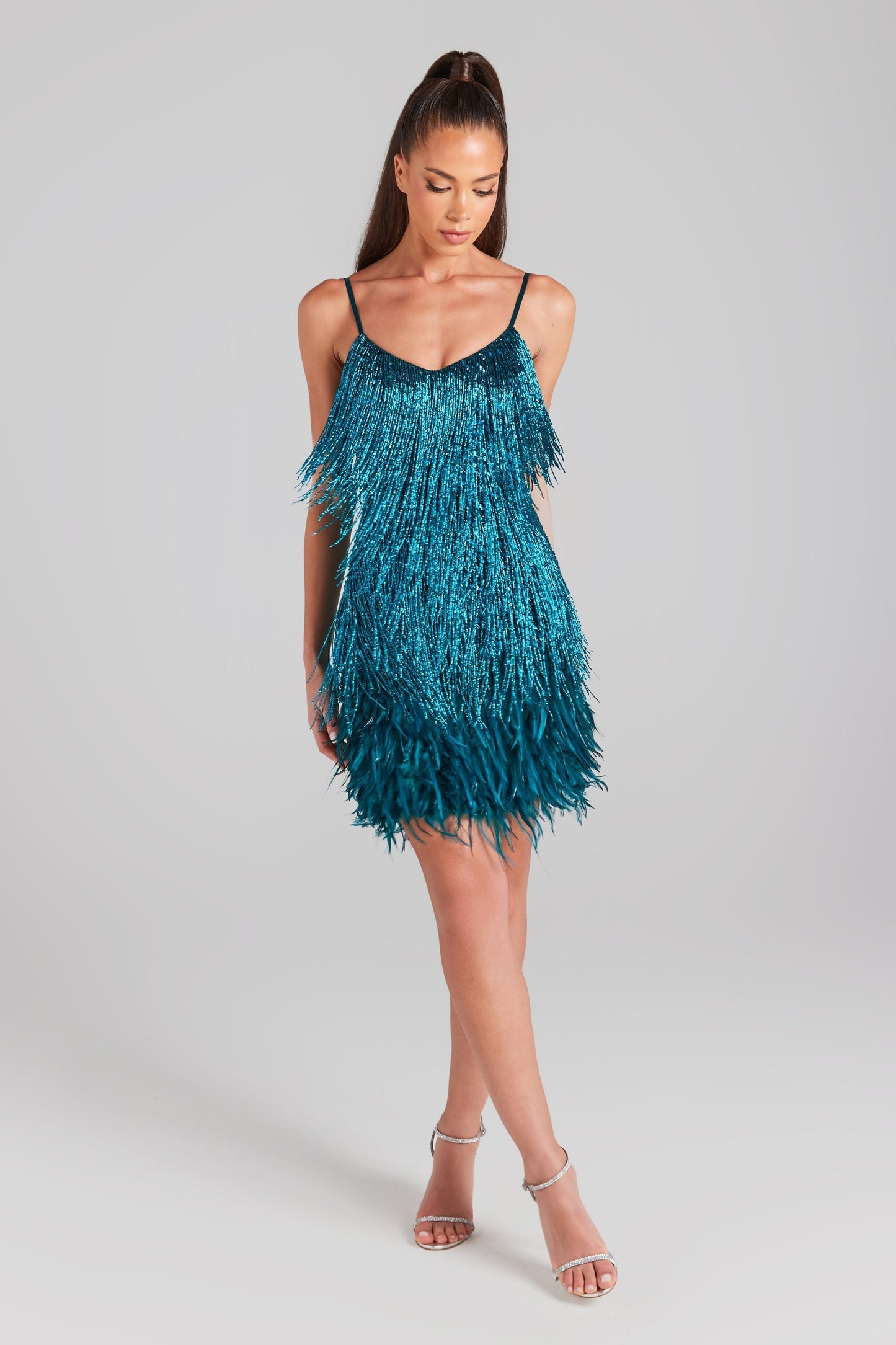 Sophie Éblouissante et Confortable Robe à Paillettes et Détails Plume