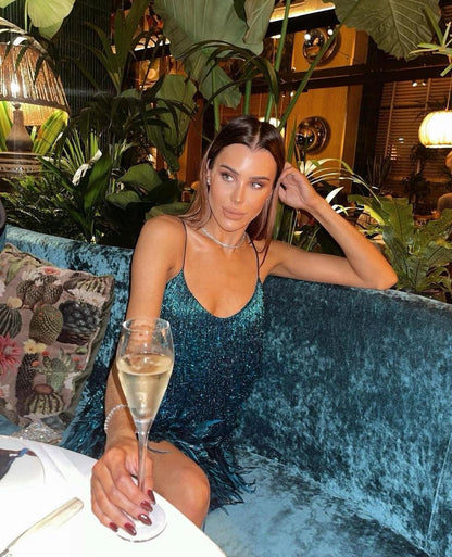 Sophie Éblouissante et Confortable Robe à Paillettes et Détails Plume
