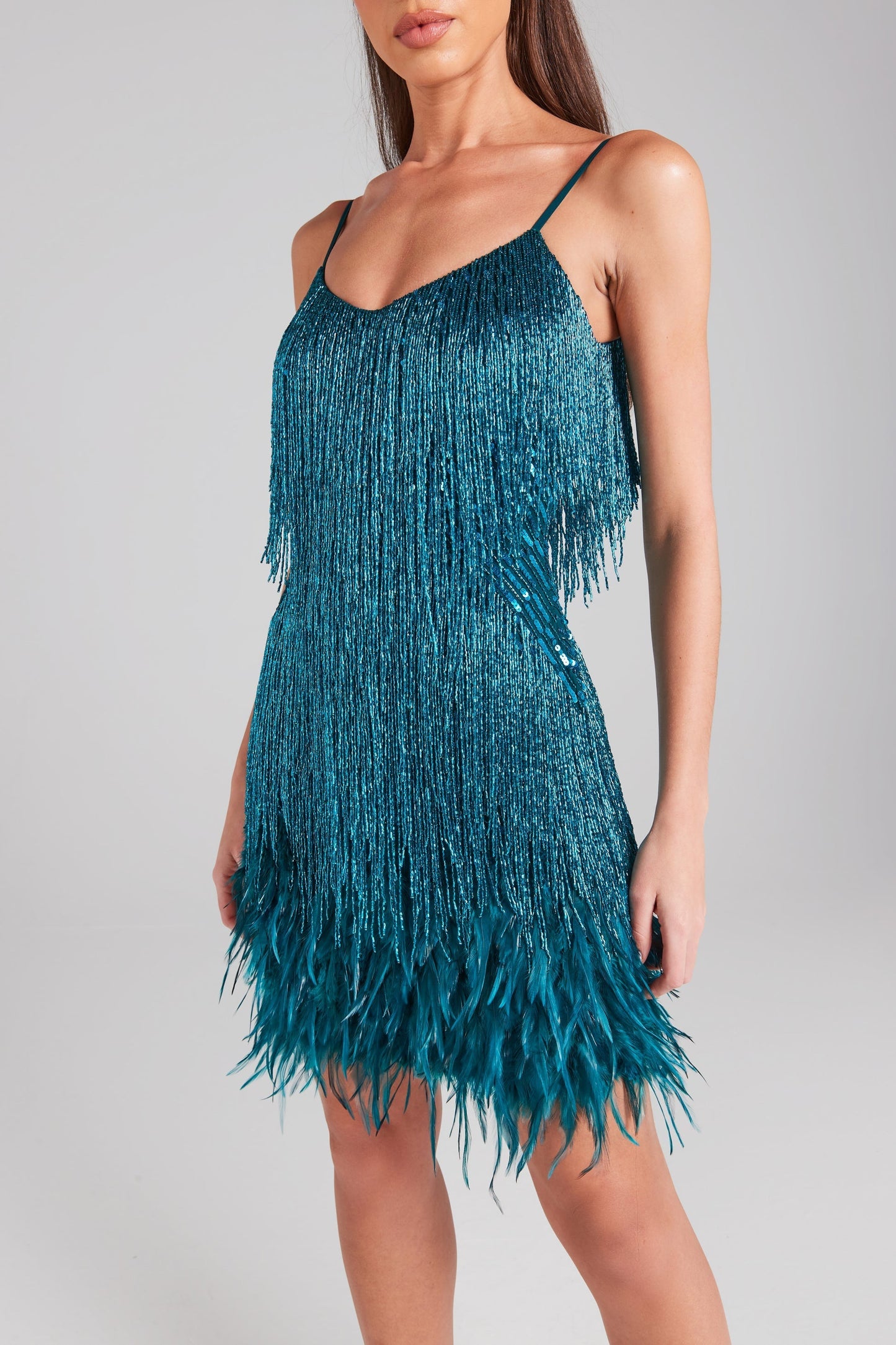 Sophie Éblouissante et Confortable Robe à Paillettes et Détails Plume