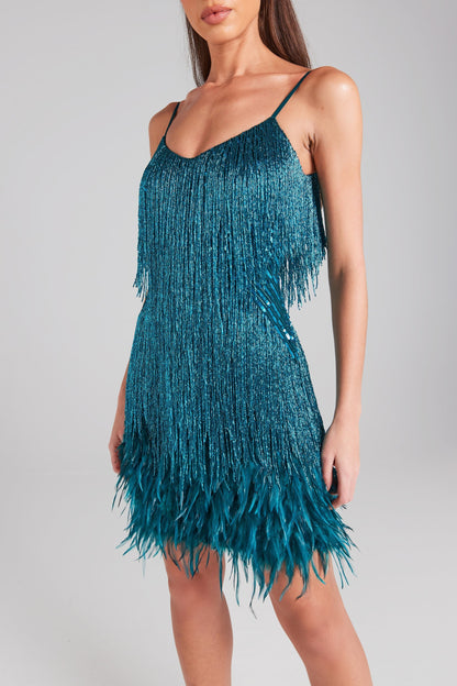 Sophie Éblouissante et Confortable Robe à Paillettes et Détails Plume
