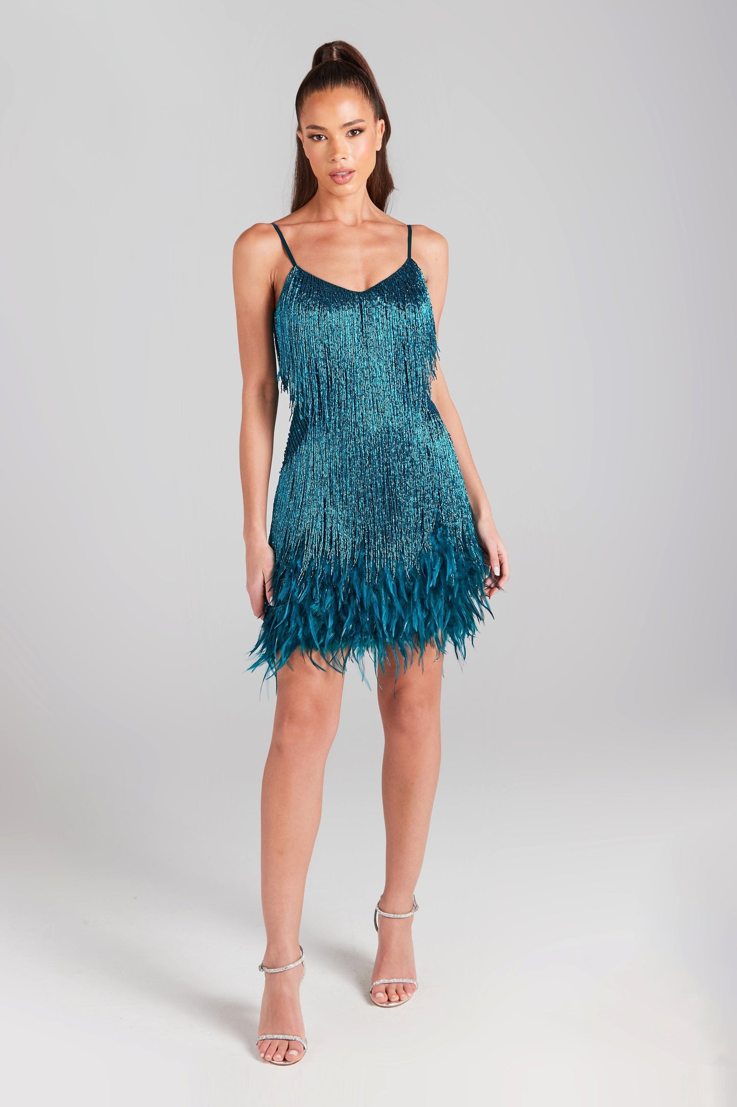 Sophie Éblouissante et Confortable Robe à Paillettes et Détails Plume