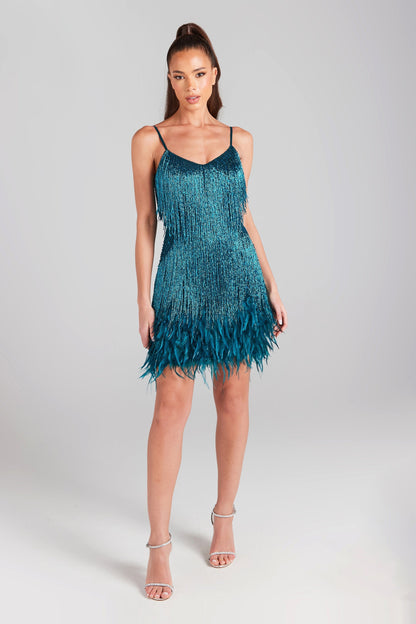 Sophie Éblouissante et Confortable Robe à Paillettes et Détails Plume