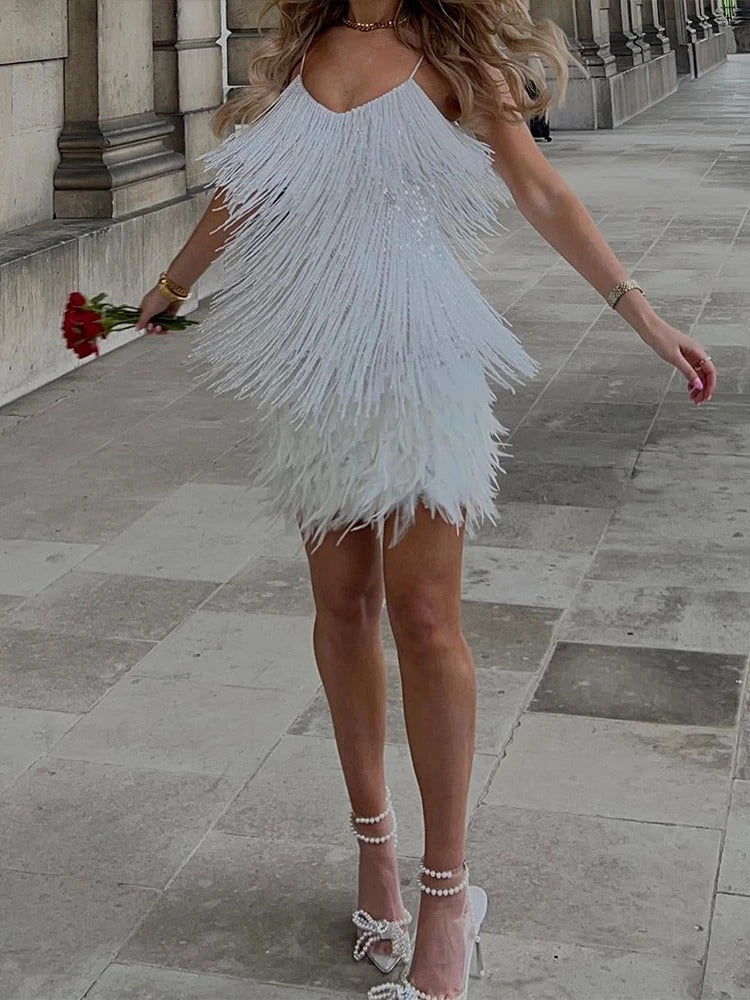 Sophie Éblouissante et Confortable Robe à Paillettes et Détails Plume