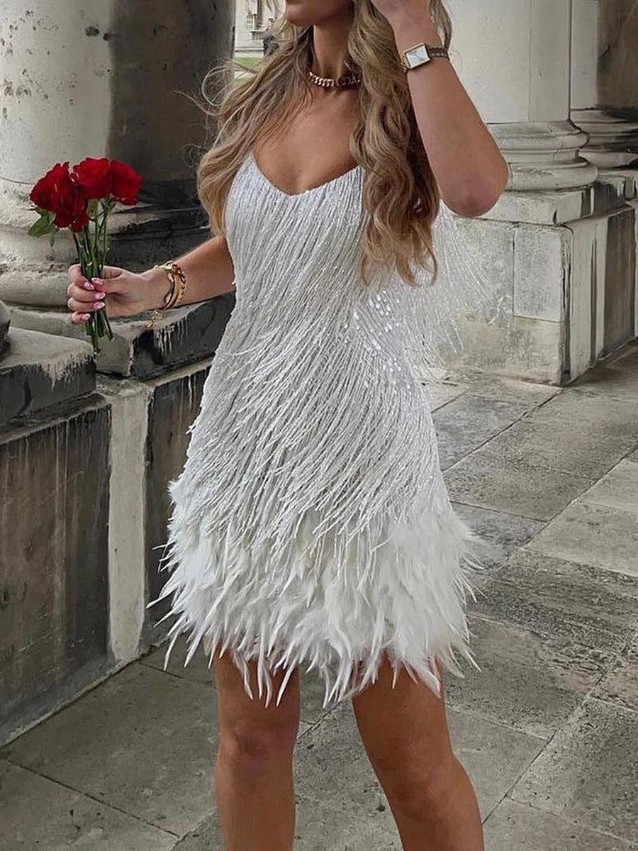 Sophie Éblouissante et Confortable Robe à Paillettes et Détails Plume