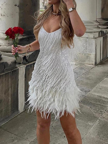 Sophie Éblouissante et Confortable Robe à Paillettes et Détails Plume