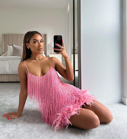 Sophie Éblouissante et Confortable Robe à Paillettes et Détails Plume