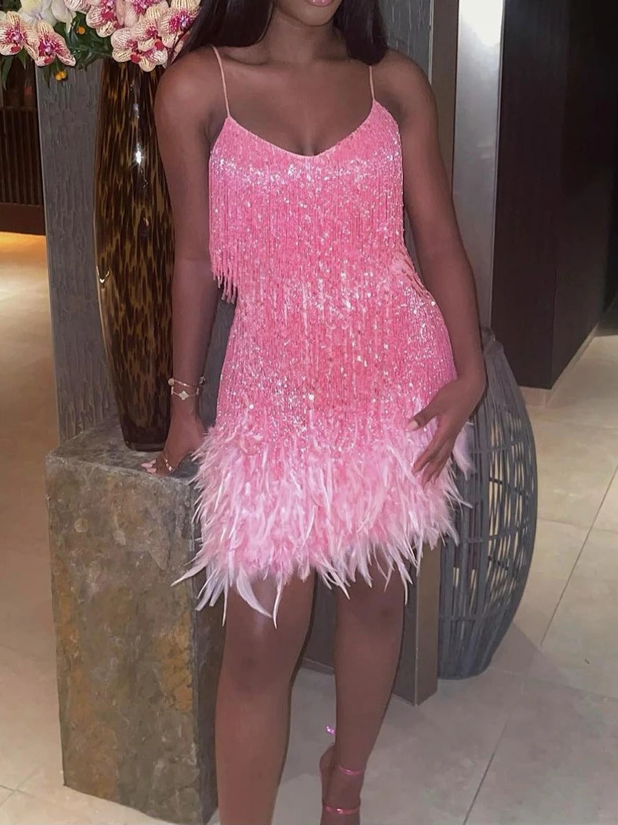 Sophie Éblouissante et Confortable Robe à Paillettes et Détails Plume