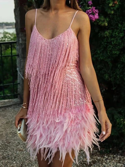 Sophie Éblouissante et Confortable Robe à Paillettes et Détails Plume