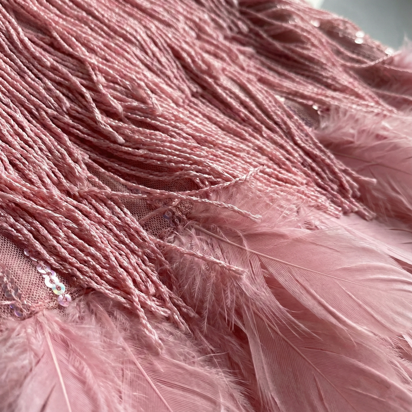 Sophie Éblouissante et Confortable Robe à Paillettes et Détails Plume