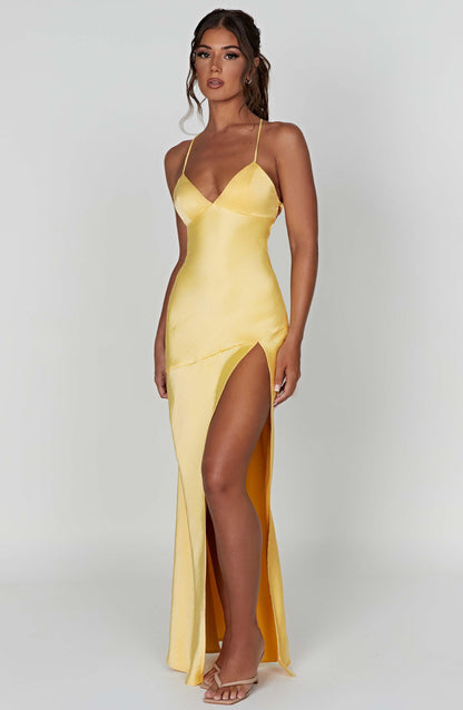 Sophie Élégante Robe Longue en Satin Luxe à Dos Nu et Fente