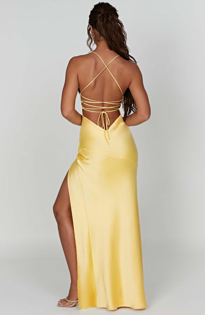 Sophie Élégante Robe Longue en Satin Luxe à Dos Nu et Fente